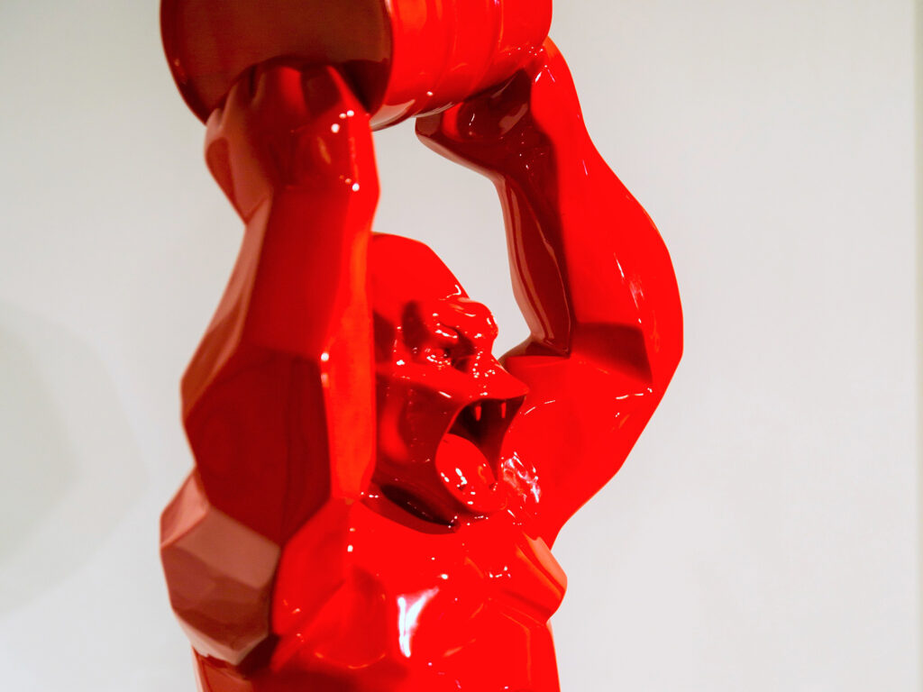 Richard Orlinski sculptures Wild Kong rouge